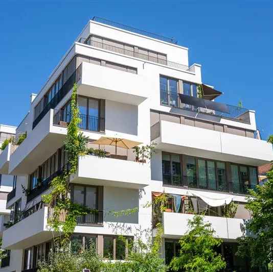 Mehrfamilienhaus mit Balkonkraftwerk am Balkon – kompakte Photovoltaiklösung für eigenen Solarstrom
