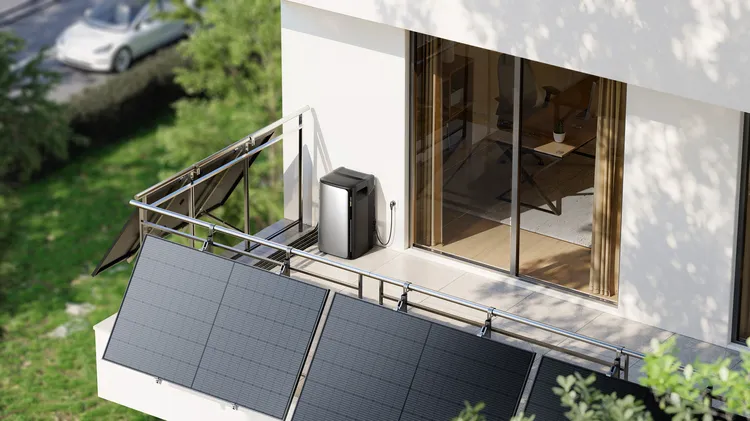 Balkonkraftwerk mit Solarmodulen auf Balkon eines Wohnhauses – kompakte Photovoltaiklösung für eigenen Solarstrom
