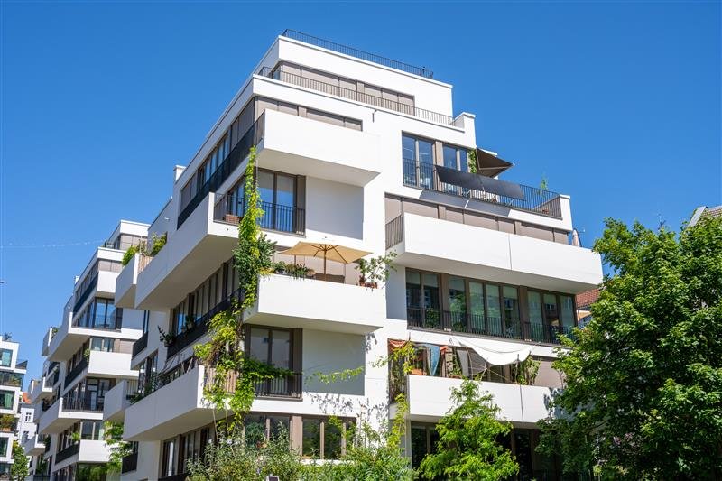 Mehrfamilienhaus mit Balkonkraftwerk am Balkon – kompakte Photovoltaiklösung für eigenen Solarstrom