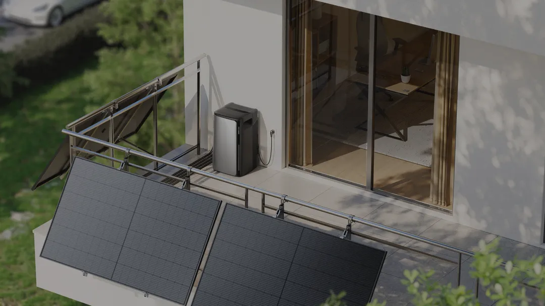 Balkonkraftwerk mit Solarmodulen am Balkon eines Wohnhauses – kompakte Photovoltaiklösung für eigenen Solarstrom