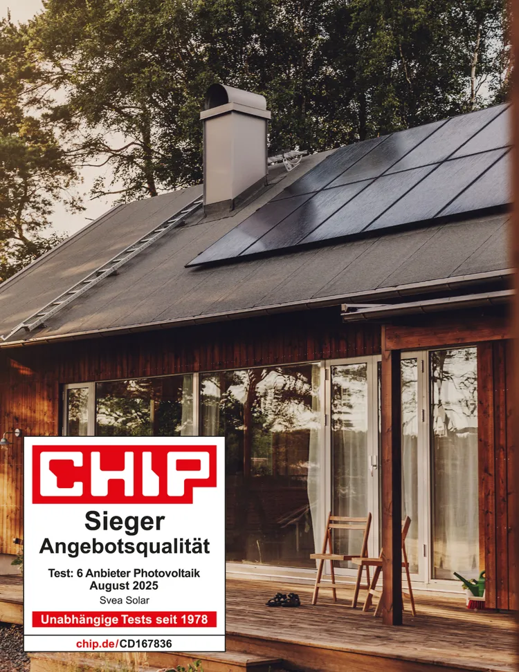 Haus mit PV-Anlage im Wald. Bild mit Chip-Logo für Sieger der Angebotsqualität in der linken Bildecke