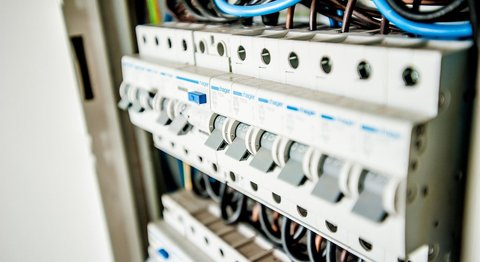 Wat is een AREI-keuring en is die verplicht wanneer je zonnepanelen installeert?