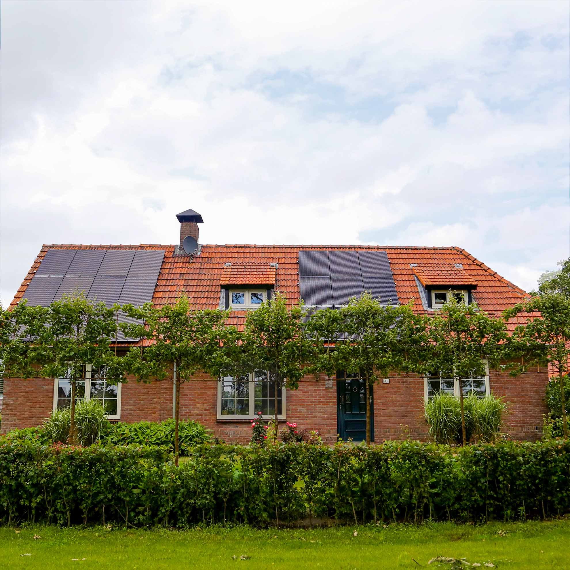 Huis met zonnepanelen op een ouder dak