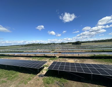 Dubbel matproduktion med Sveriges största agrivoltaiska park   – kombinerar jordbruk med solenergiproduktion för inomhusodling.