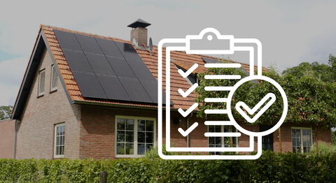 PV Anlage auf einem Haus mit einer Animieerten Checkliste
