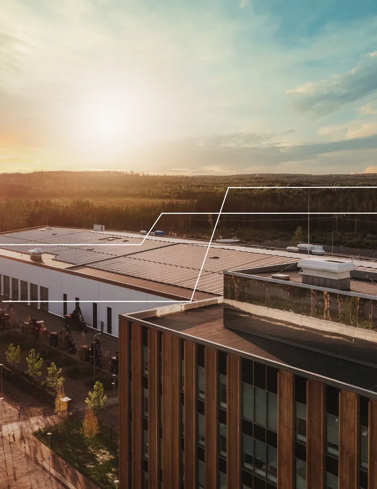 Gewerbegebäude mit Photovoltaikanlage auf dem Dach im Sonnenlicht – nachhaltige Solarstromerzeugung für Unternehmen