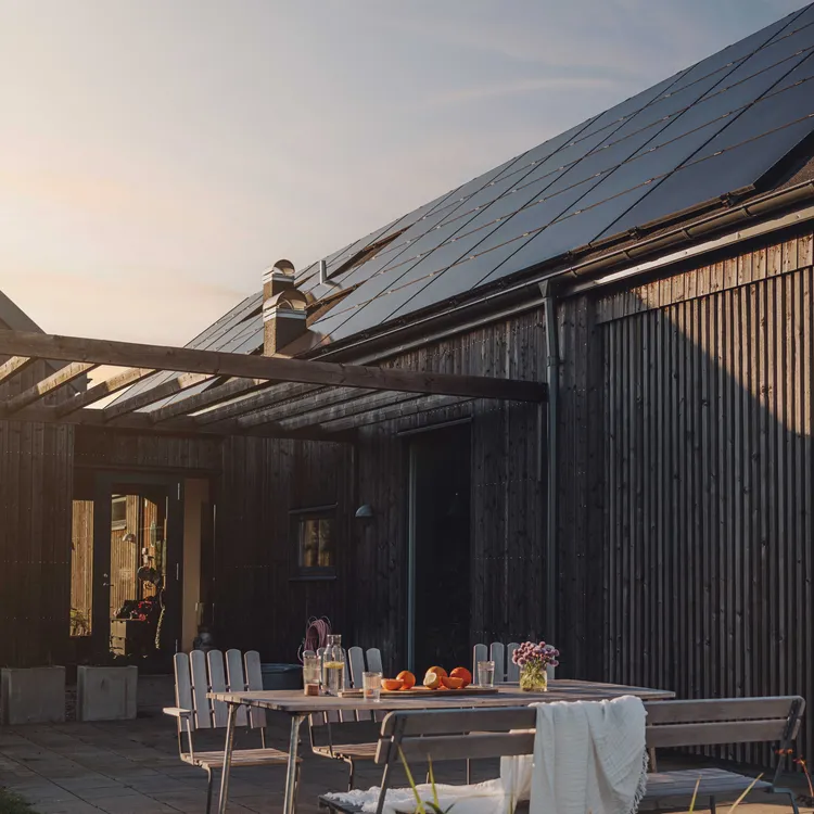 Hus med solpaneler och vit fasad