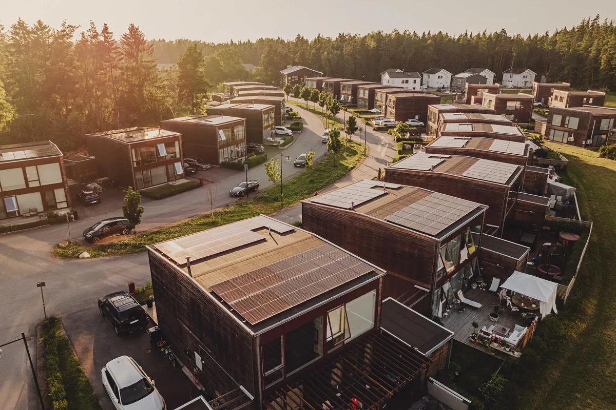 Reihen aus modernen Häusern mit Photovoltaikanlagen auf den Dächern – nachhaltige Solarstromversorgung im Wohnquartier