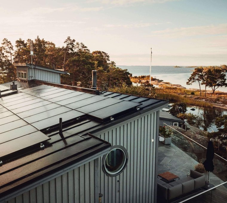 Skärgårdshus med solpaneler och träfasad