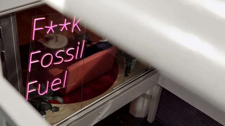 Nachricht „F* Fossil Fuel“ auf Autospiegel – Symbol für Energiewende und Wechsel zu erneuerbarer Energie**