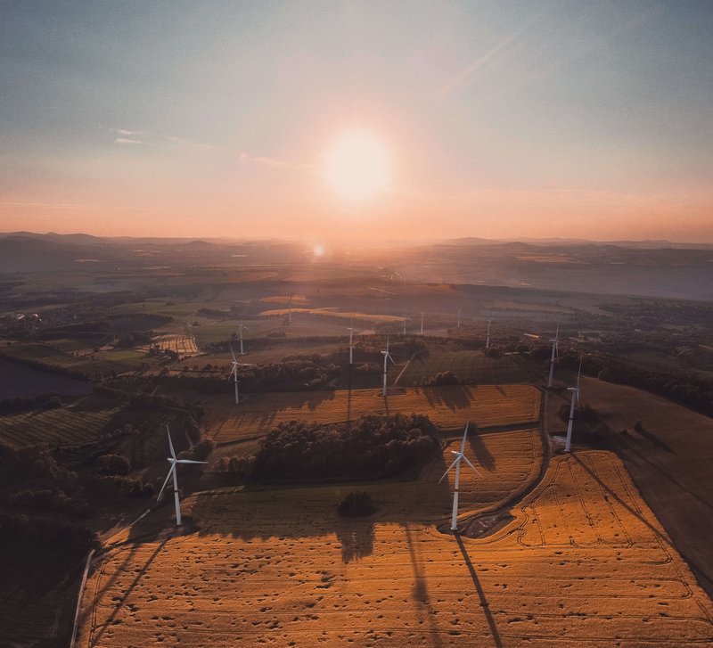Landschaft mit Windrädern auf Feldern. (wann ist eine PV-Anlage eine Inselanlage?)