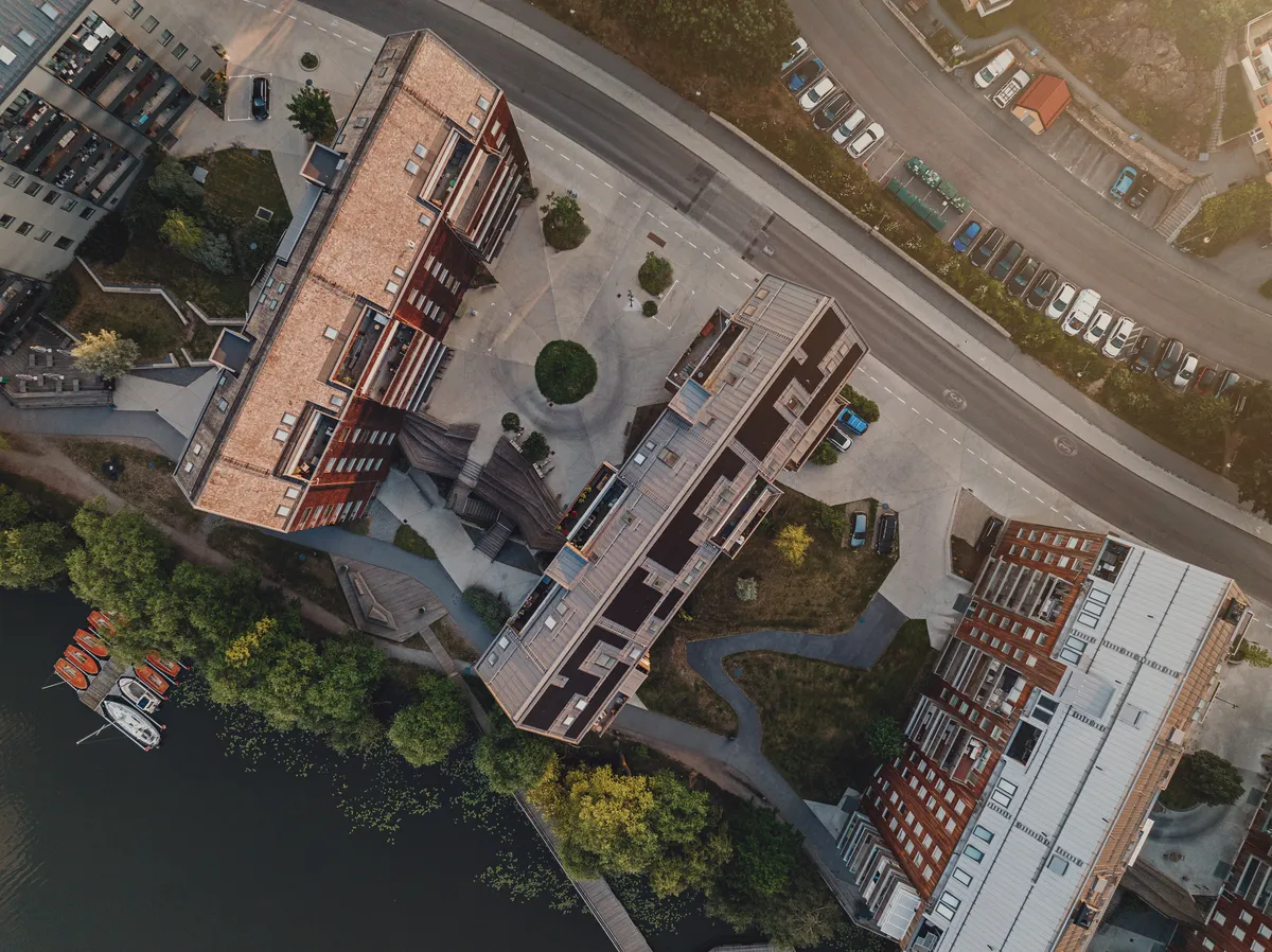 Luftaufnahme von Wohngebäuden mit Photovoltaikanlagen auf Dächern – nachhaltige Solarstromerzeugung