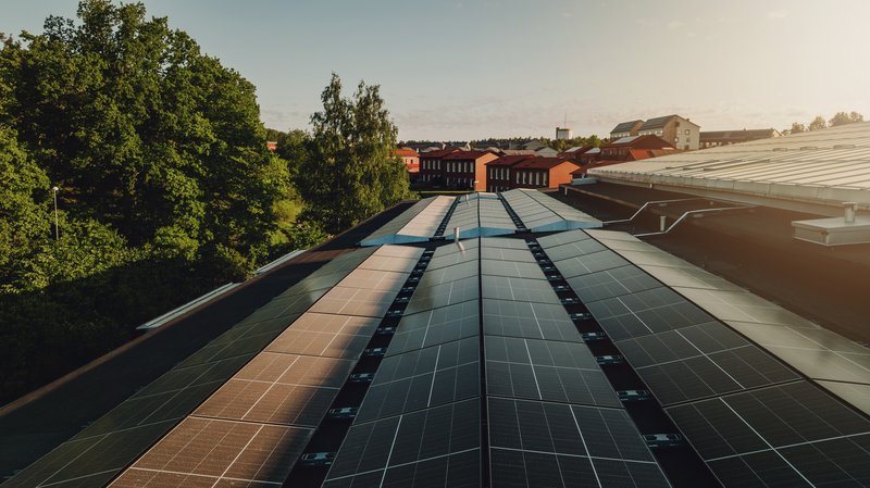 SveaSolar_Solaranlagen auf einem Flachdach.