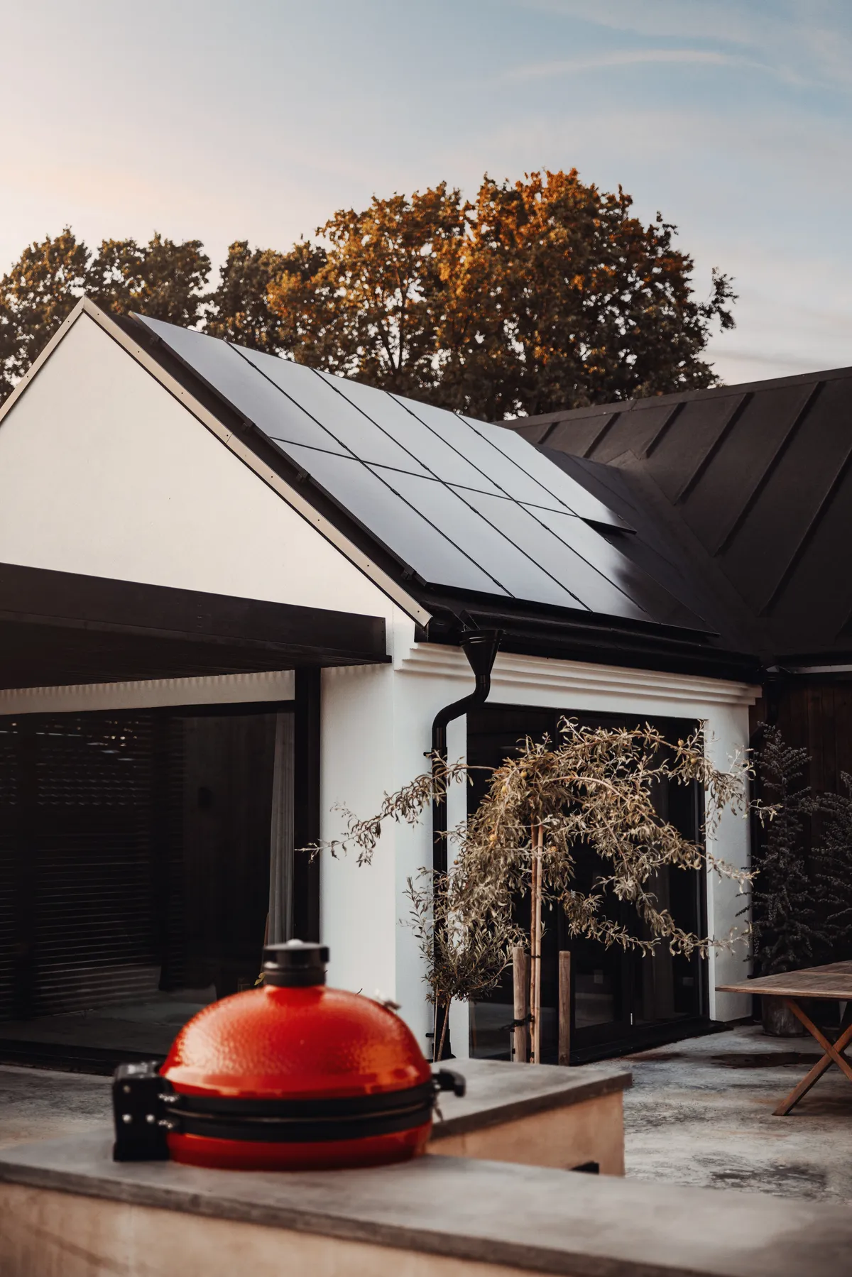Holzhaus mit Photovoltaikanlage auf dem Dach – nachhaltige Solarstromerzeugung im Eigenheim
