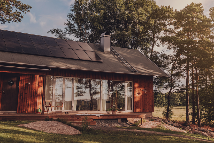 Ett mindre hus med solpaneler