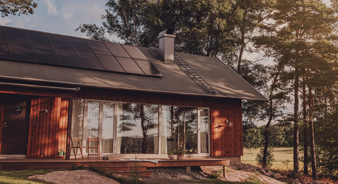 Ett mindre hus med solpaneler