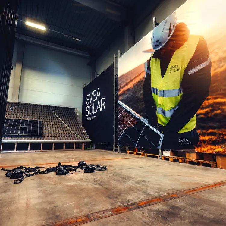 Svea Solar Trainingscenter mit Photovoltaikmodulen – Schulungszentrum für Installation und Technik von Solaranlagen