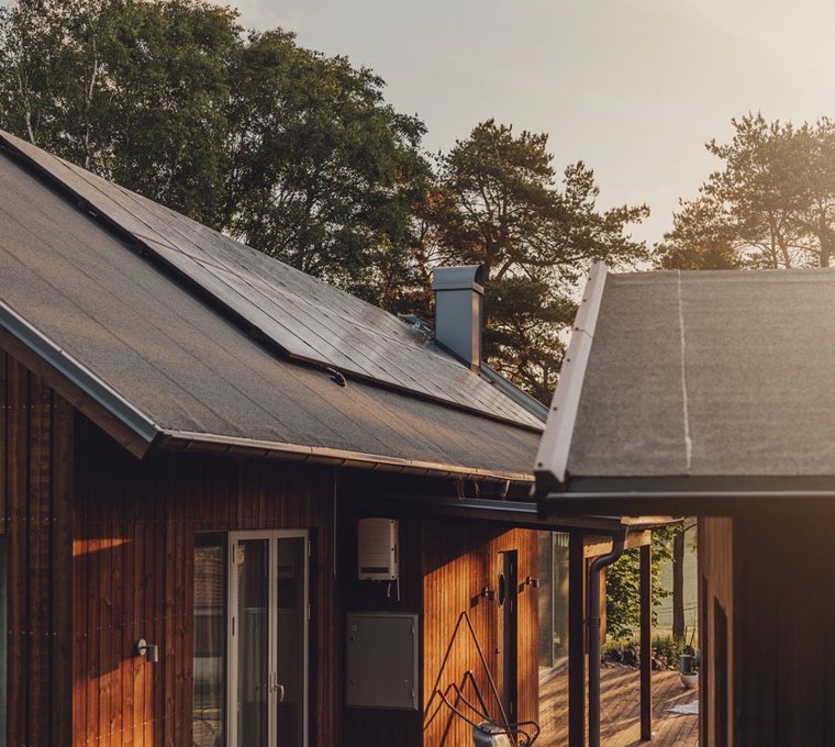 Hus med solpaneler på papptak