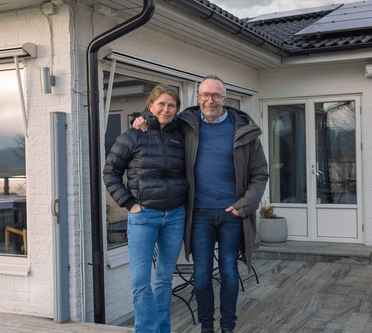 Mattias och Sara vid sitt hus i Trosa