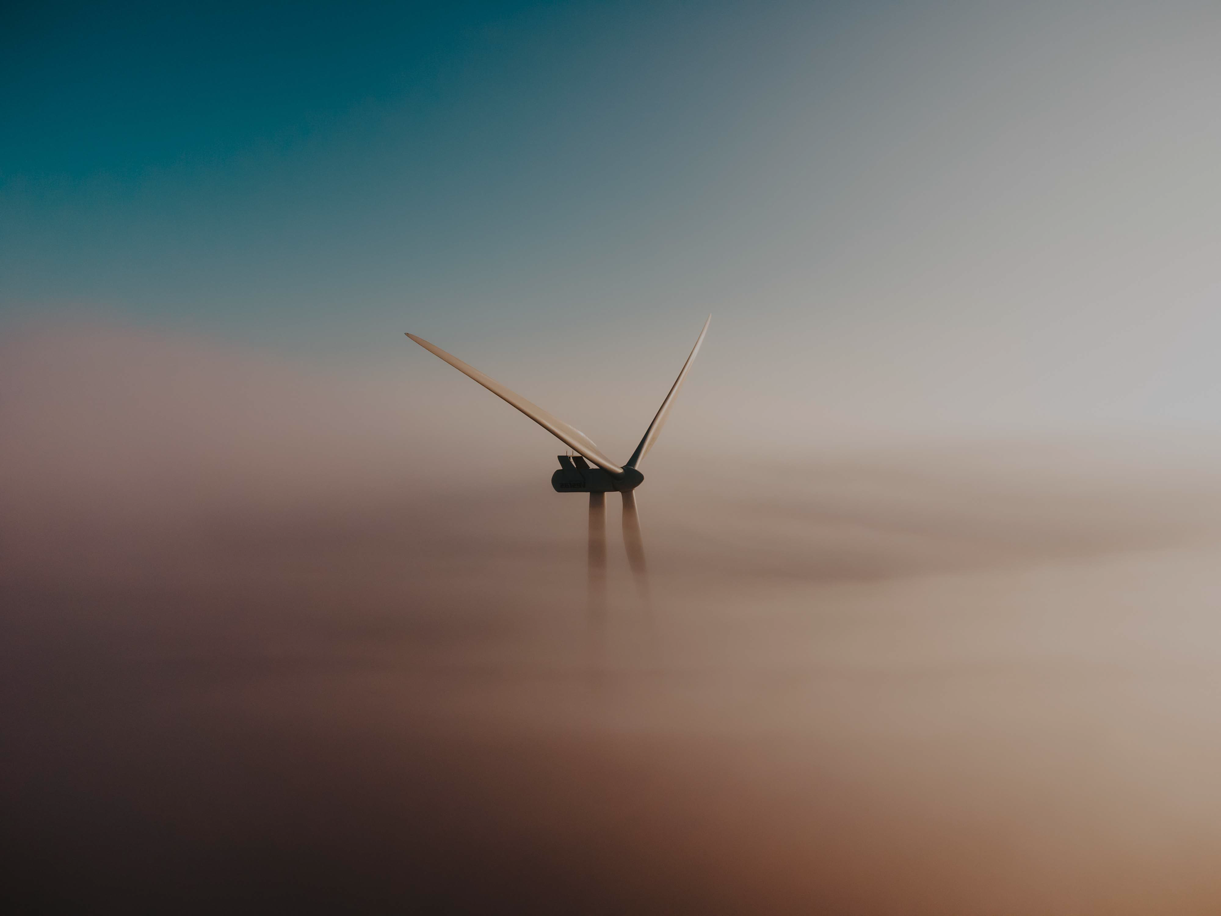 Windkraftwerk in den Wolken