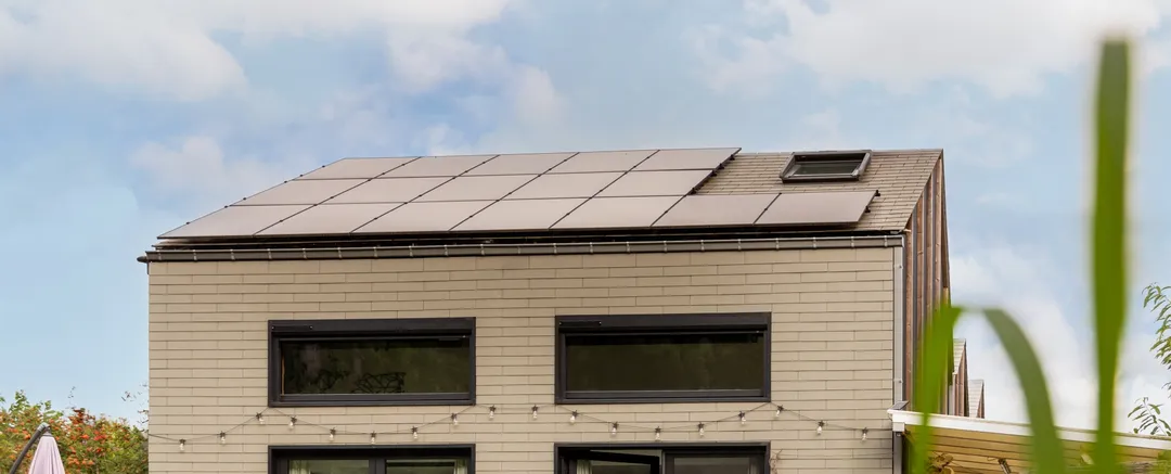 Zwarte zonnepanelen op dak