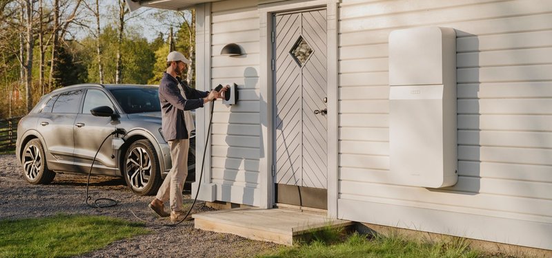 Ett homevoltbatteri med laddbox