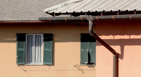 Pannelli fotovoltaici su un vecchio tetto